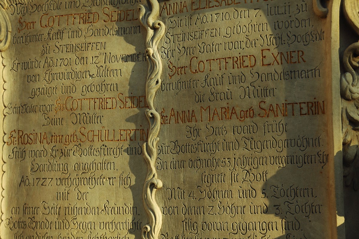 Barokowe płyty epitafijne laborantów (zielarzy) w murze miłkowskiego kościoła