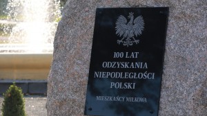 Tablica na 100-lecie odzyskania przez Polskę Niepodległości - Miłków