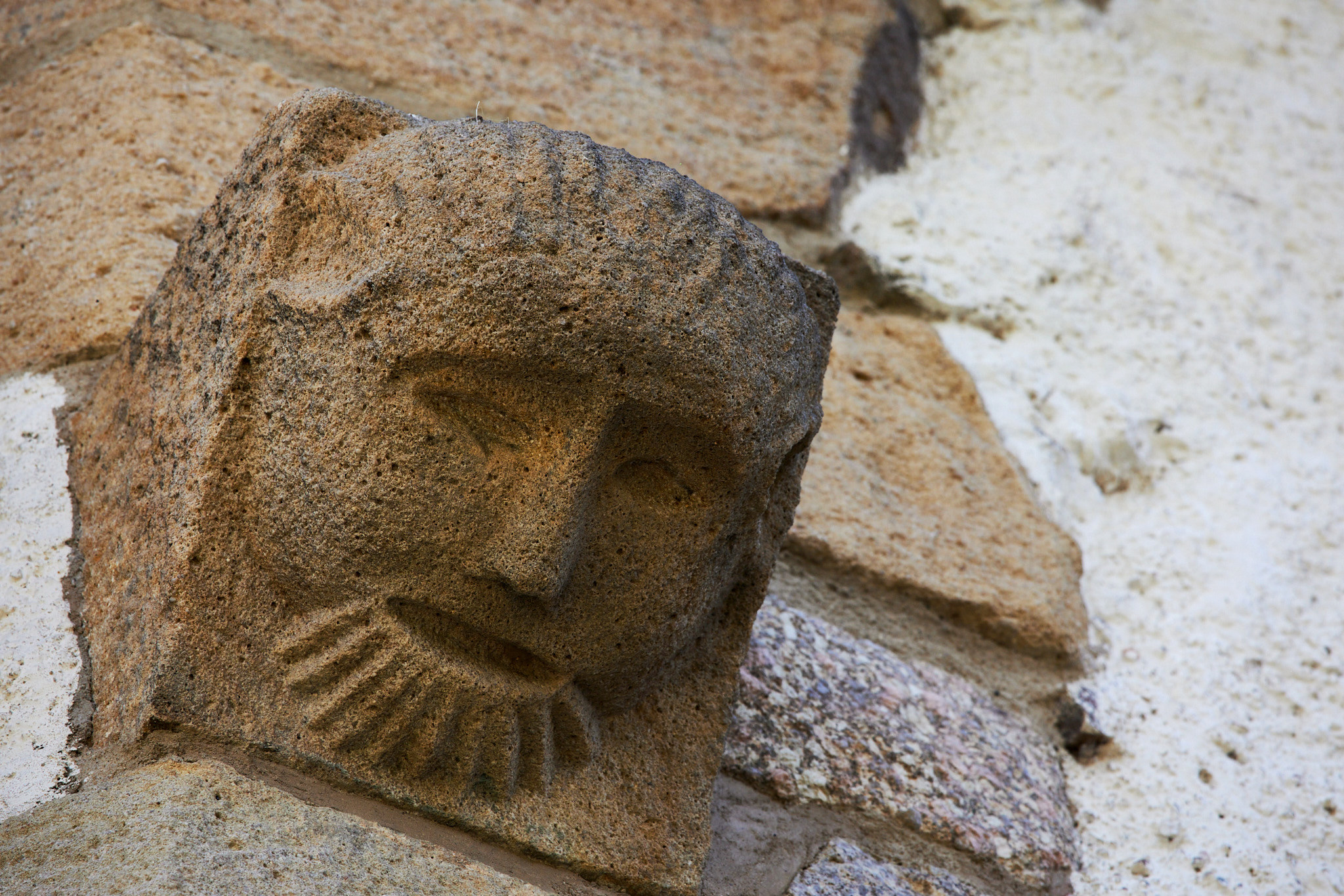 Kamienna twarz w ścianie miłkowskiego kościoła 